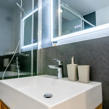 Wunderstay Alpine 203 Chic With Balcony, Mountain And View *