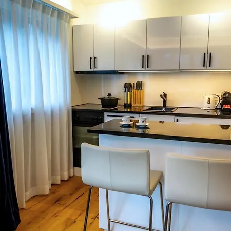 Wunderstay Alpine 203 Chic With Balcony, Mountain And View Lejlighed